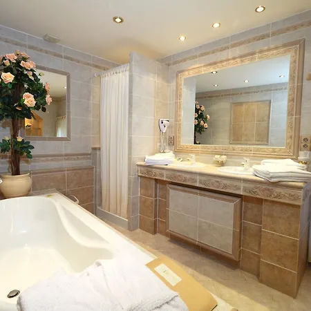 Hotel L'enclos Des Lauriers Roses 3*